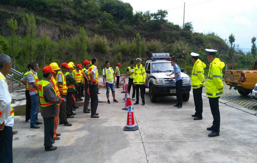 養(yǎng)護分公司承建泥巴山隧道路面改造項目開展安全教育培訓(xùn)