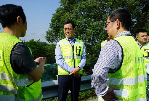 集團公司總經(jīng)理馮文生赴公司交綠分公司承建繞城高速病害整治工程現(xiàn)場調研指導工作