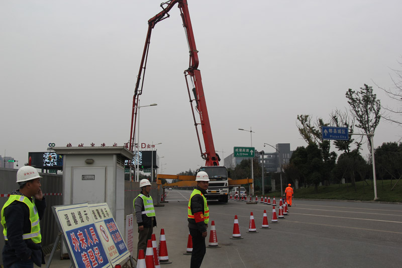 省交投集團(tuán)董事長(zhǎng)朱以莊檢查指導(dǎo)建設(shè)公司繞城收費(fèi)站BFGZ-1合同段改造工程工作