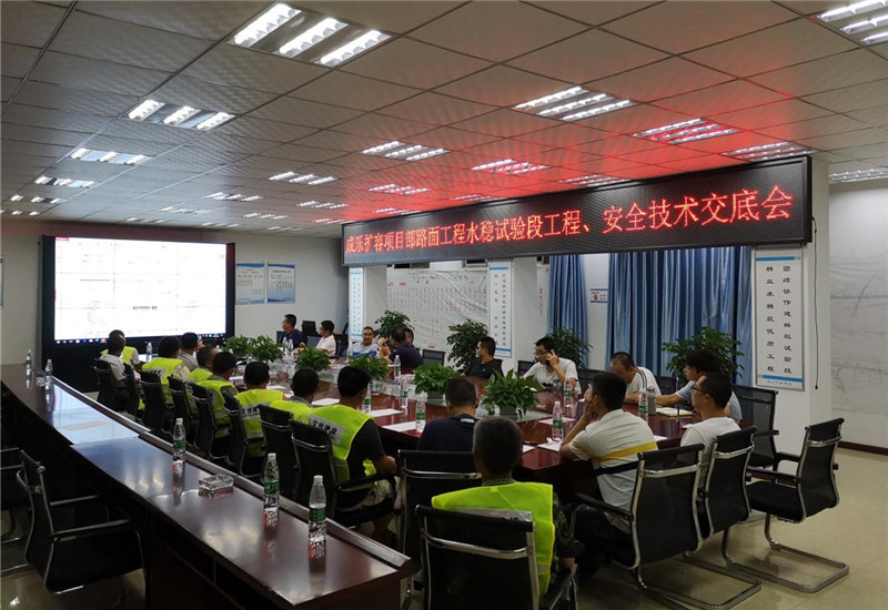 成樂(lè)擴(kuò)容項(xiàng)目K64+100-K64+850段左幅水穩(wěn)基層試驗(yàn)段開(kāi)始鋪筑