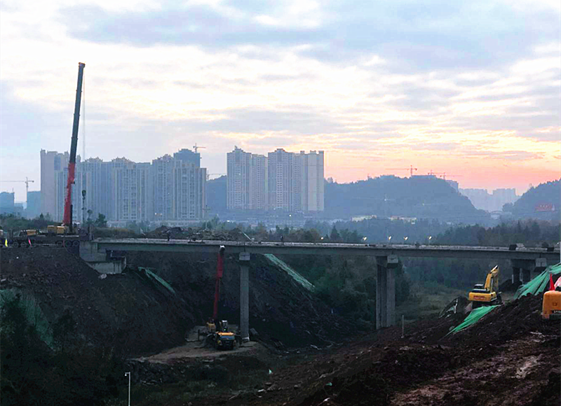 巴南高速公路恩陽(yáng)服務(wù)區(qū)道路工程預(yù)應(yīng)力砼簡(jiǎn)支小箱梁全部架設(shè)完成