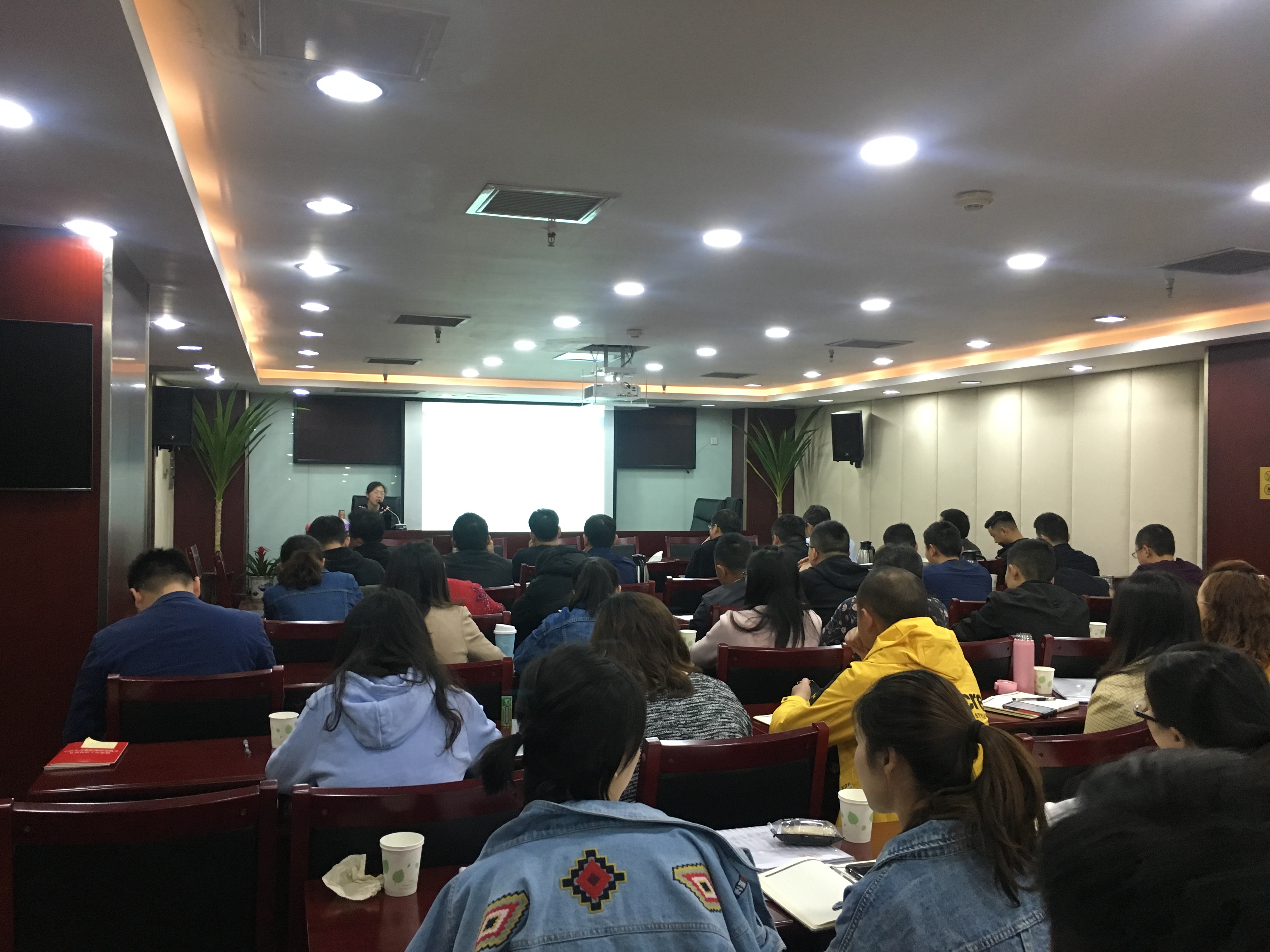 強化風險防控 助推依法治企 ——公司組織開展法律培訓