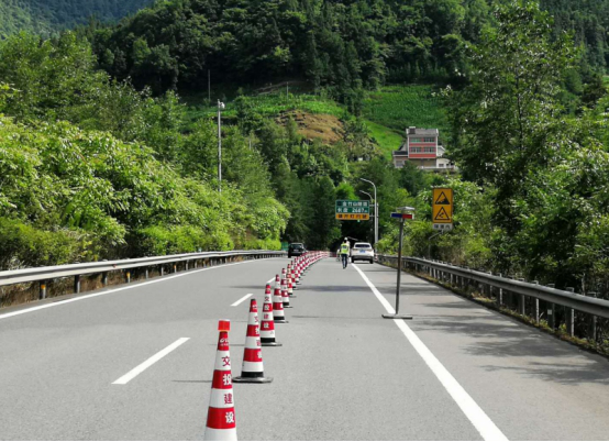 G65包茂高速達(dá)陜路金竹山隧道上行路面抗滑處治工程正式進(jìn)場施工
