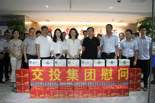 集團(tuán)公司黨委委員、職工董事、工會(huì)主席彭洪赴公司路面分公司開(kāi)展“不忘初心、牢記使命”主題教育調(diào)研暨“送清涼”活動(dòng)