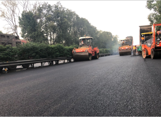 達(dá)渝、鄰墊路路面病害整治工程達(dá)渝一二期行車道SMA-13瀝青砼罩面和應(yīng)急車道熱再生AC-20C加鋪試驗(yàn)段順利鋪筑