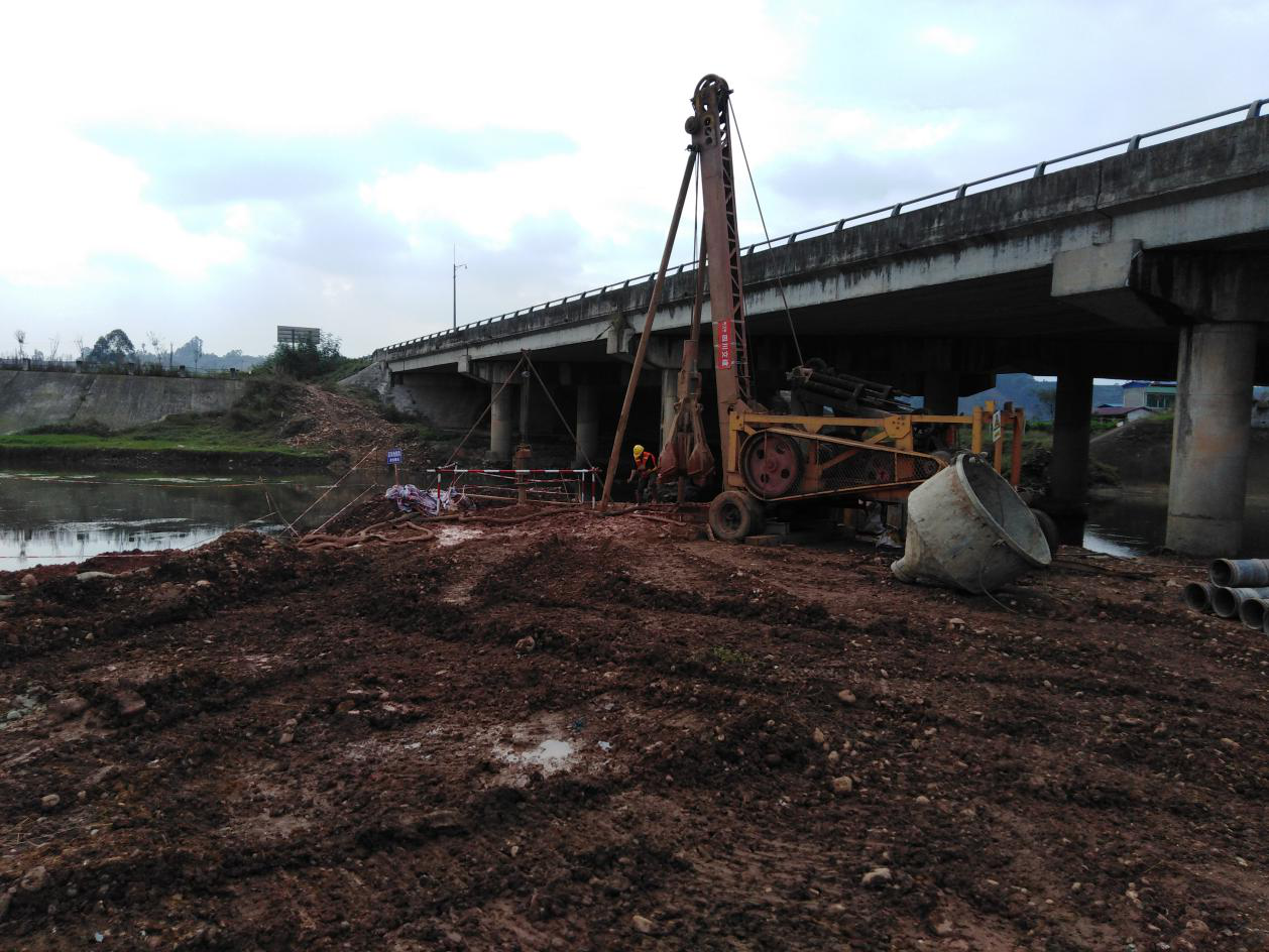 成樂高速擴容建設(shè)項目E2標(biāo)段金牛河大橋順利完成首根樁基澆筑