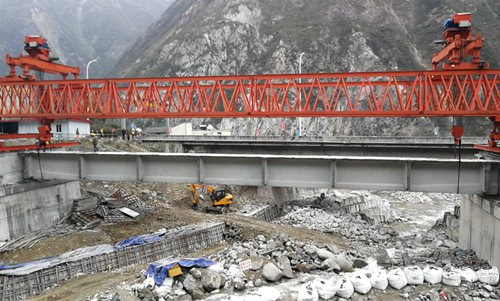 都汶高速公路“8.20”泥石流災害應急搶險工程板子溝大橋左線災害恢復重建工程預應力T梁架設完成