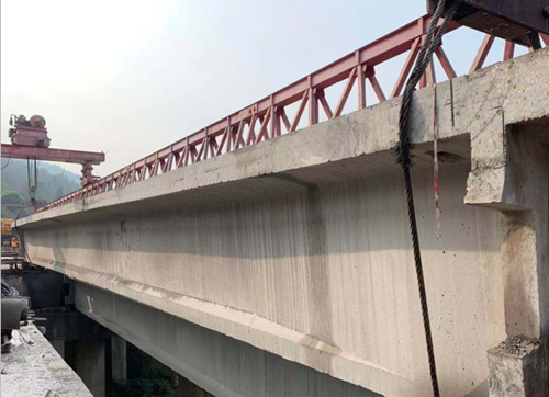 G5京昆高速綿廣段（出川向）水晶溝大橋應(yīng)急搶險工程首片T梁順利拆除