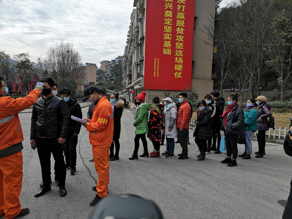 返崗民工提供身份證及健康證明，依次排隊(duì)測(cè)量體溫，并作登記，確認(rèn)無誤后登車2.png