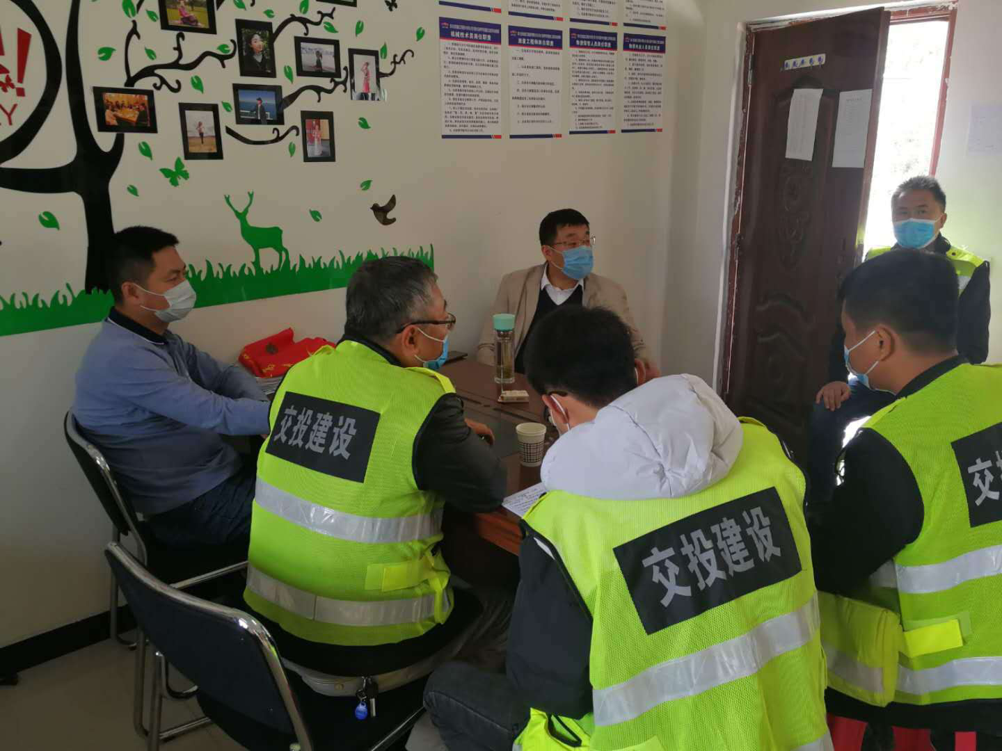 公司黨委委員、副總經(jīng)理何騰一行赴都汶高速督導(dǎo)檢查疫情防控及工程推進(jìn)情況