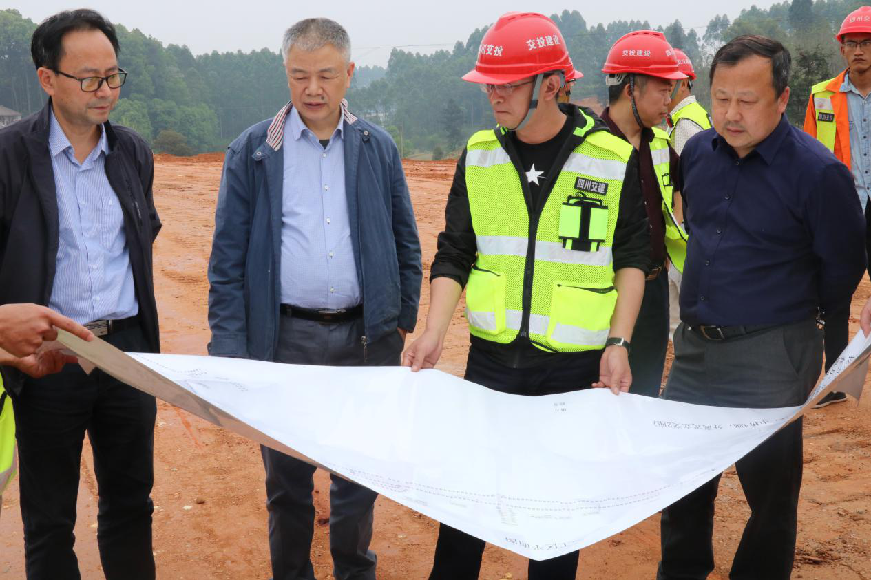 樂山市“掛圖作戰(zhàn)”指揮部一行調(diào)研督導成樂高速擴容建設項目.png