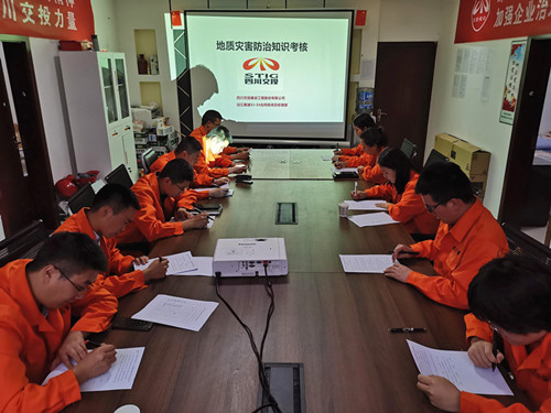 沿江高速XJ24項(xiàng)目組織學(xué)習(xí)地質(zhì)災(zāi)害安全知識