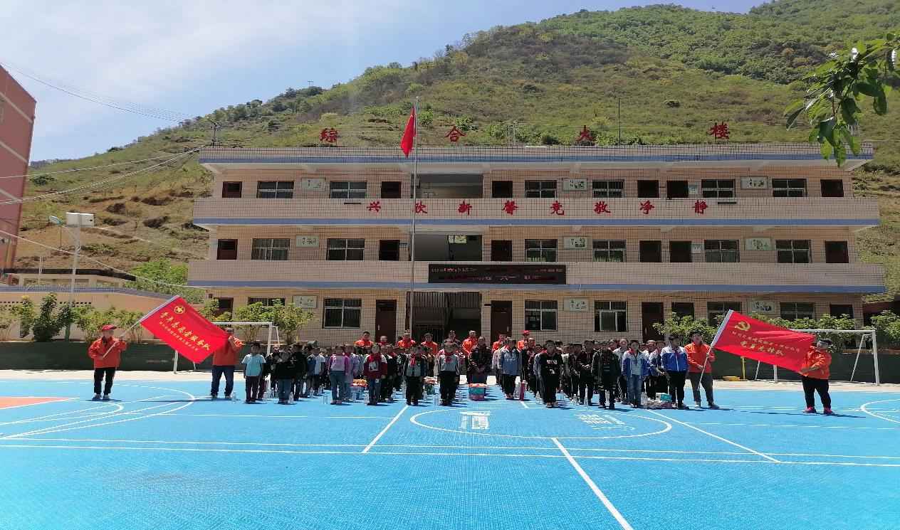 橋梁分公司沿江項(xiàng)目到結(jié)對(duì)幫扶學(xué)生就讀學(xué)校開展六一愛心活動(dòng)1.jpg