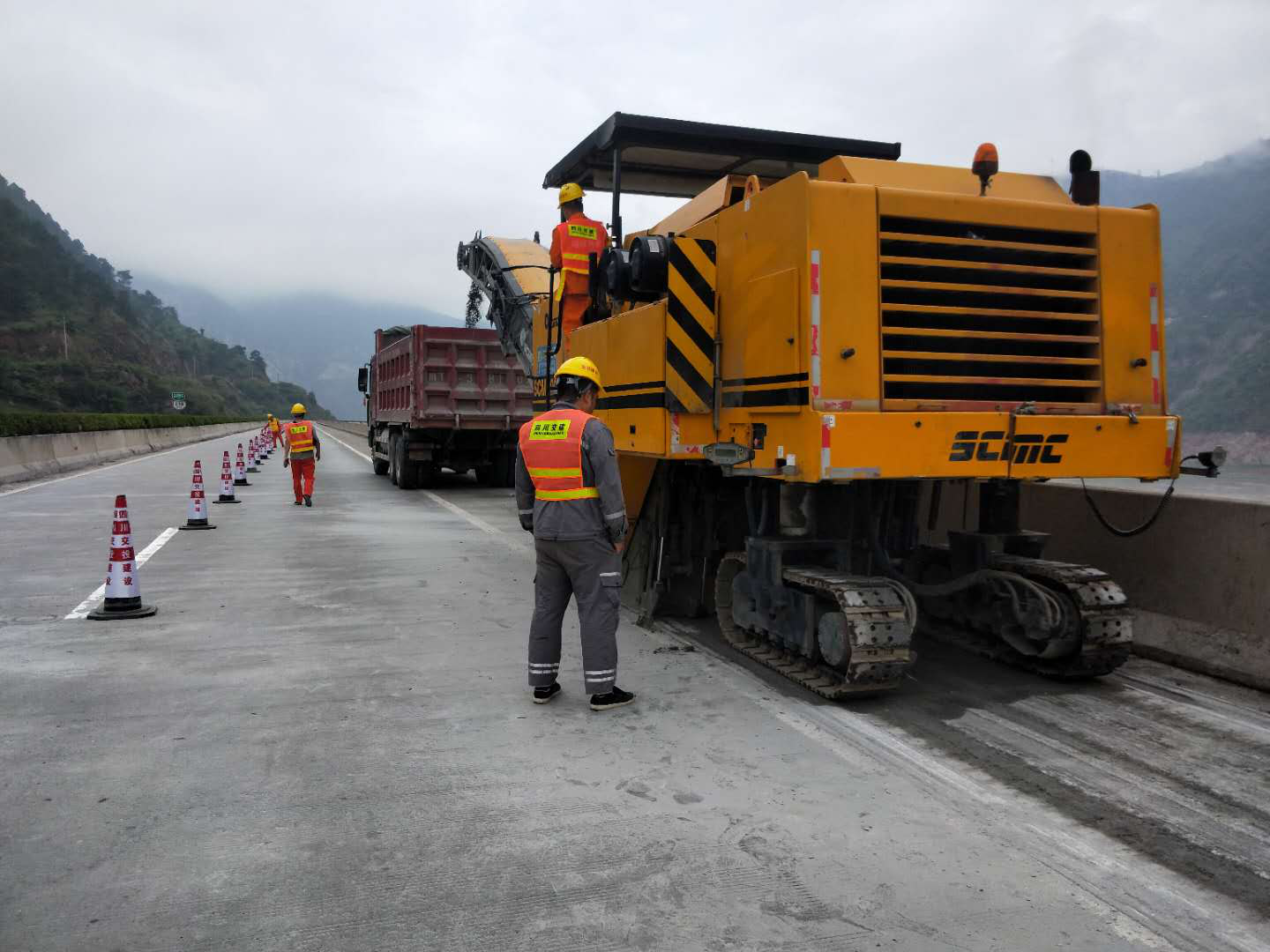 雅西高速公路觀音巖大渡河特大橋橋面超薄磨耗層改造工程進場施工