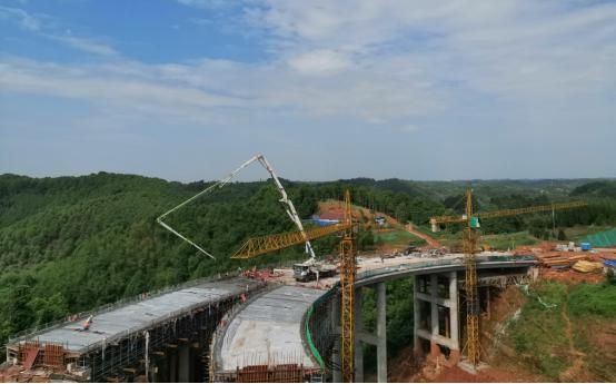 隆興互通B匝道1＃大橋、A匝道中橋現(xiàn)澆箱梁澆筑順利完成.jpg
