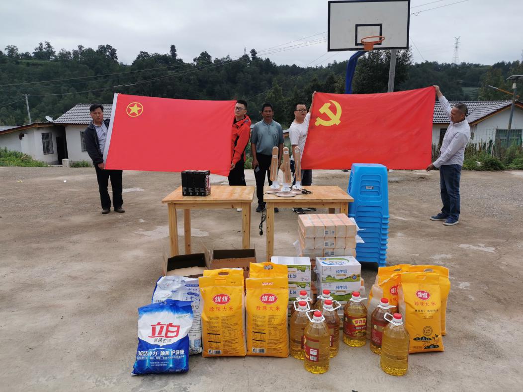 志愿者抵達(dá)涼山州昭覺(jué)縣比爾鄉(xiāng)俄爾阿莫村.jpg