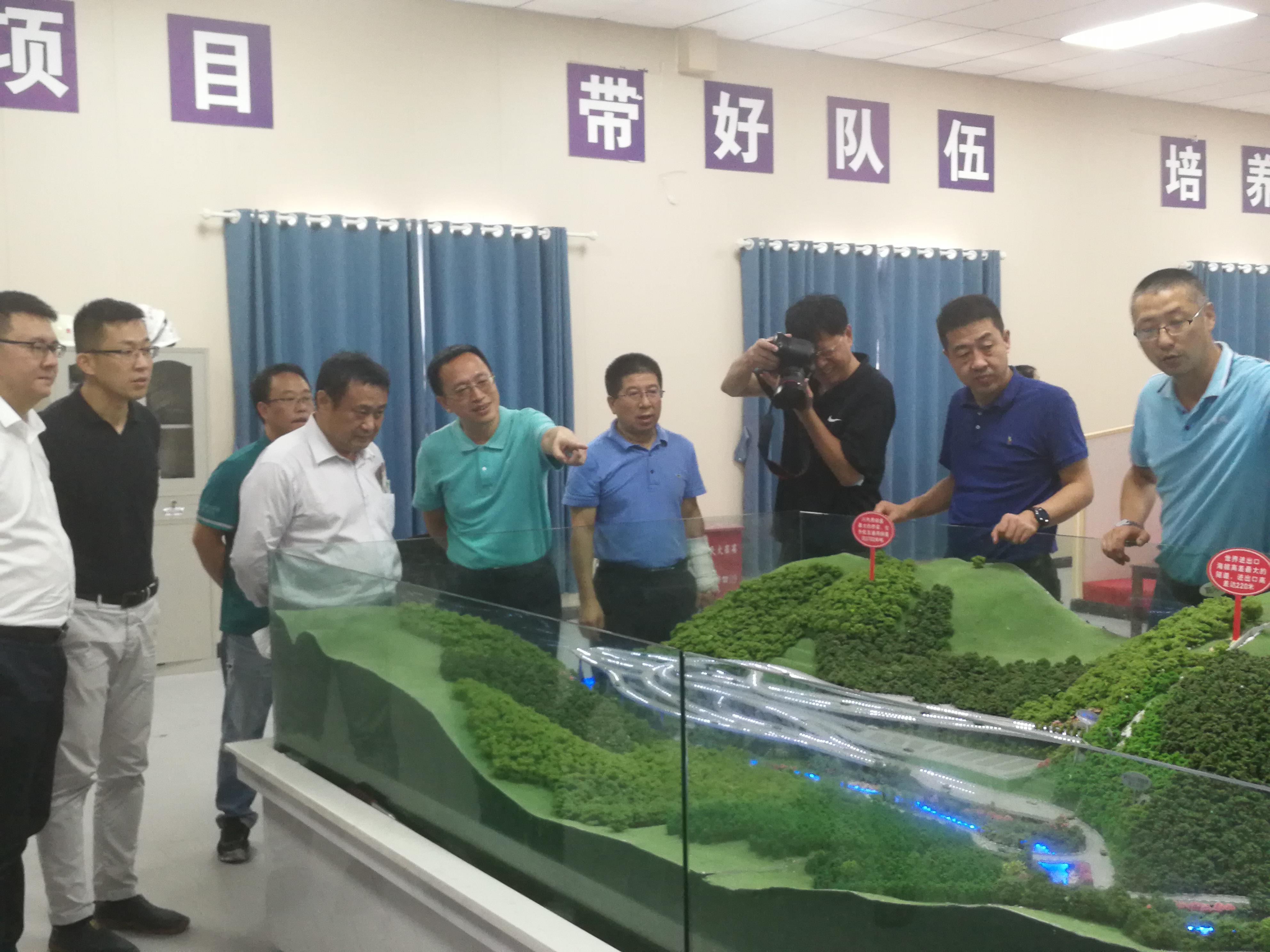 交通運(yùn)輸部公路科學(xué)研究院院長(zhǎng)張勁泉赴雅葉高速康定過(guò)境段視察調(diào)研
