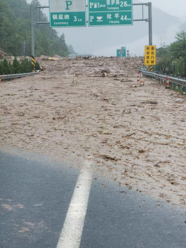 雅西高速栗子坪段突發(fā)泥石流，四川交投建設(shè)雷霆救援