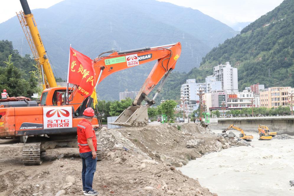 沖鋒在前勇?lián)?防汛搶險踐初心 ---黨旗飄飄，奮戰(zhàn)石棉縣電力路塌方清淤