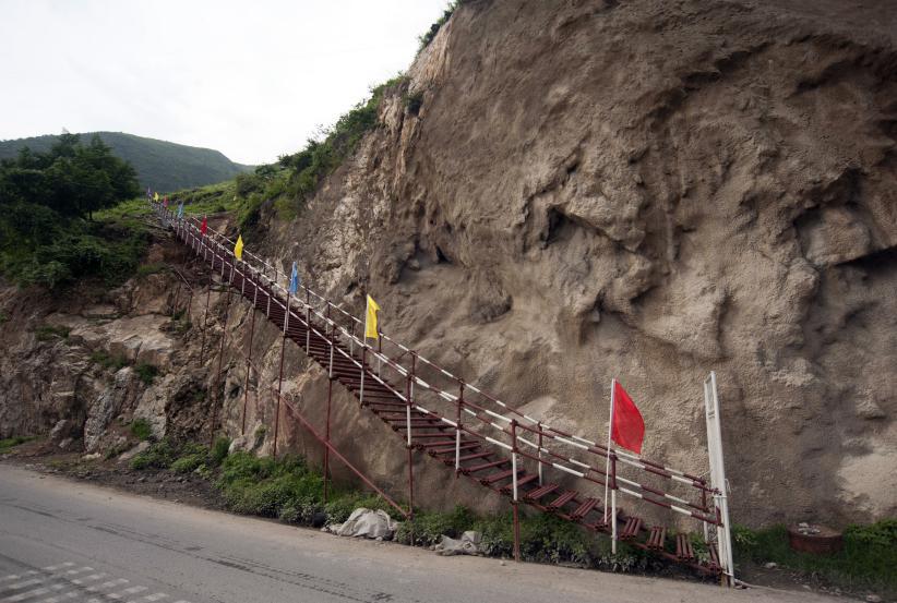 金沙江畔，懸崖峭壁之上架起一條靚麗的 人行棧道