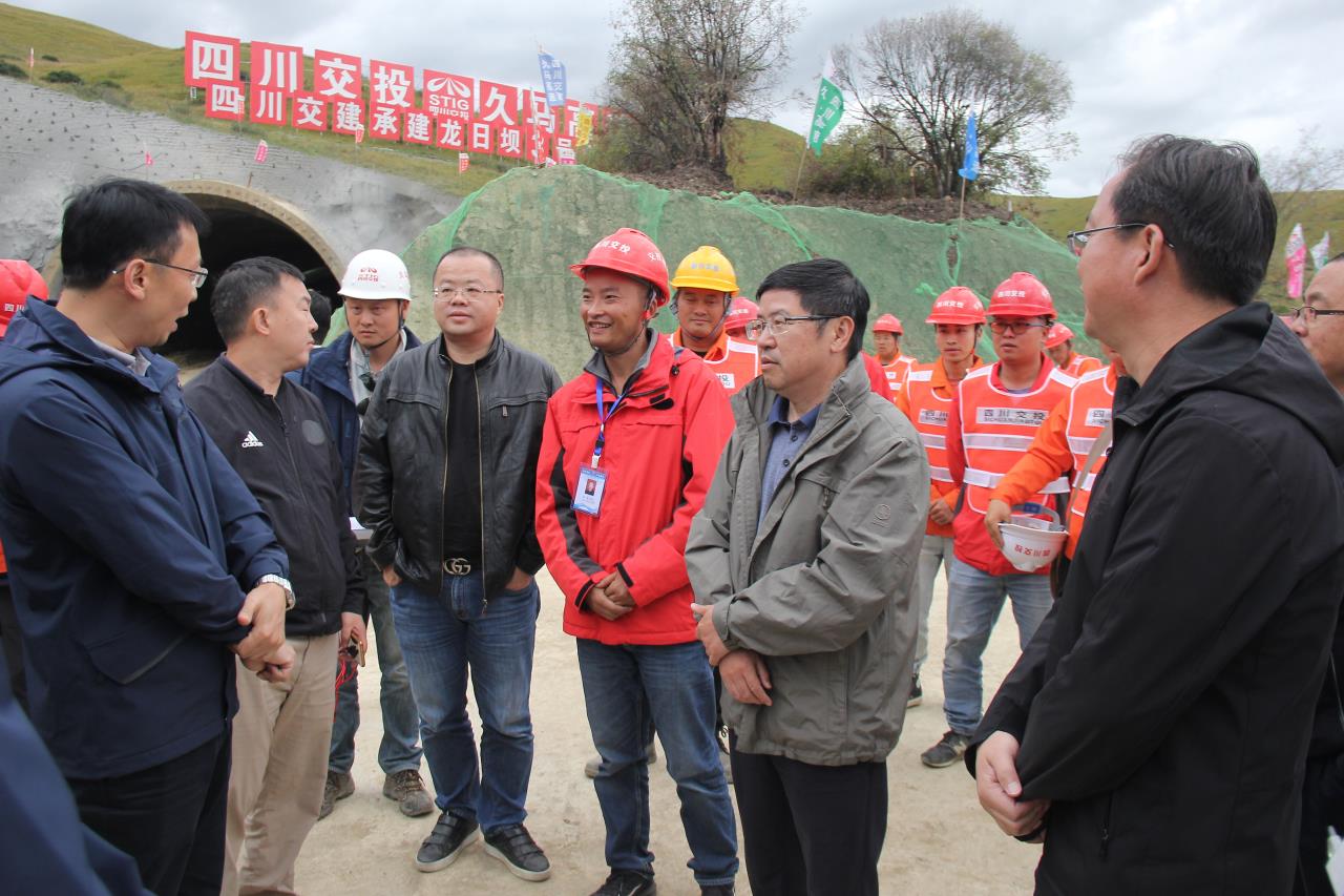 咬定目標不放松 全力加速久馬高速建設