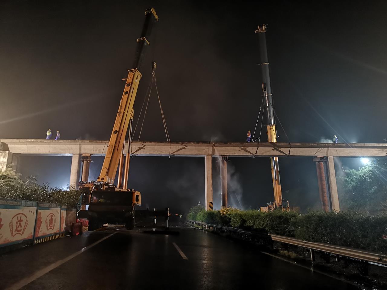 提前4小時(shí)！四川交投建設(shè)安全拆除雅西高速漢源服務(wù)區(qū)人行天橋