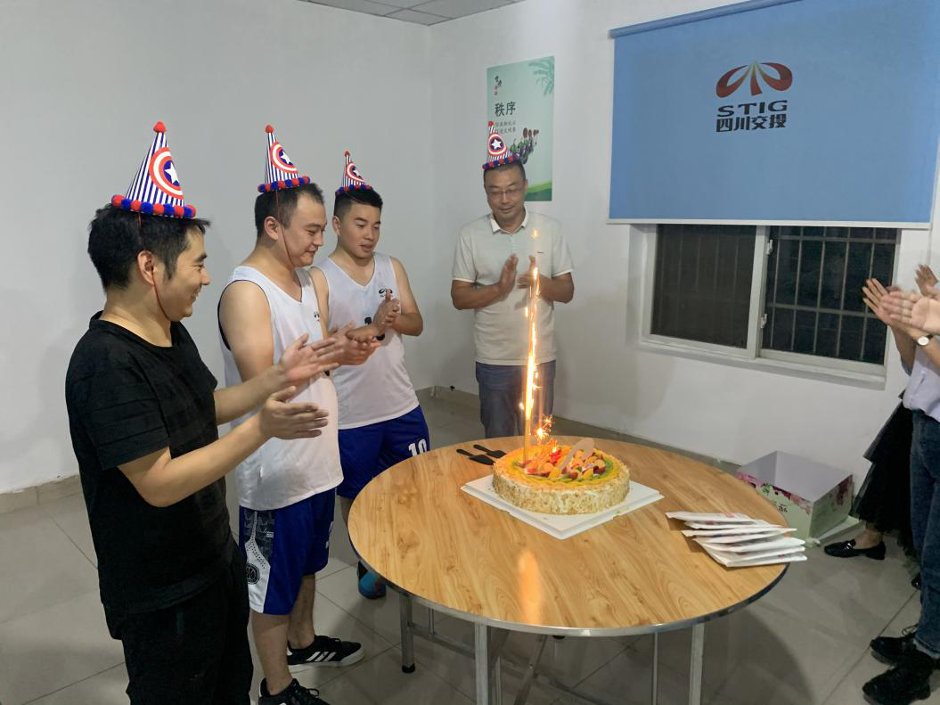 員工集體生日會(huì) 濃濃溫情暖人心 —成綿擴(kuò)容項(xiàng)目TJ9標(biāo)段組織開(kāi)展九月項(xiàng)目員工集體生日會(huì)