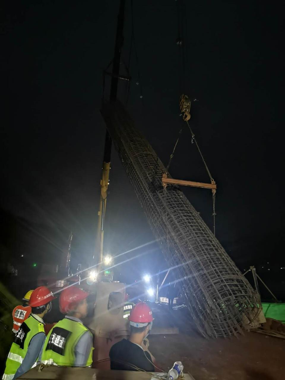 挑燈夜戰(zhàn)干勁高 機(jī)械轟鳴現(xiàn)場忙