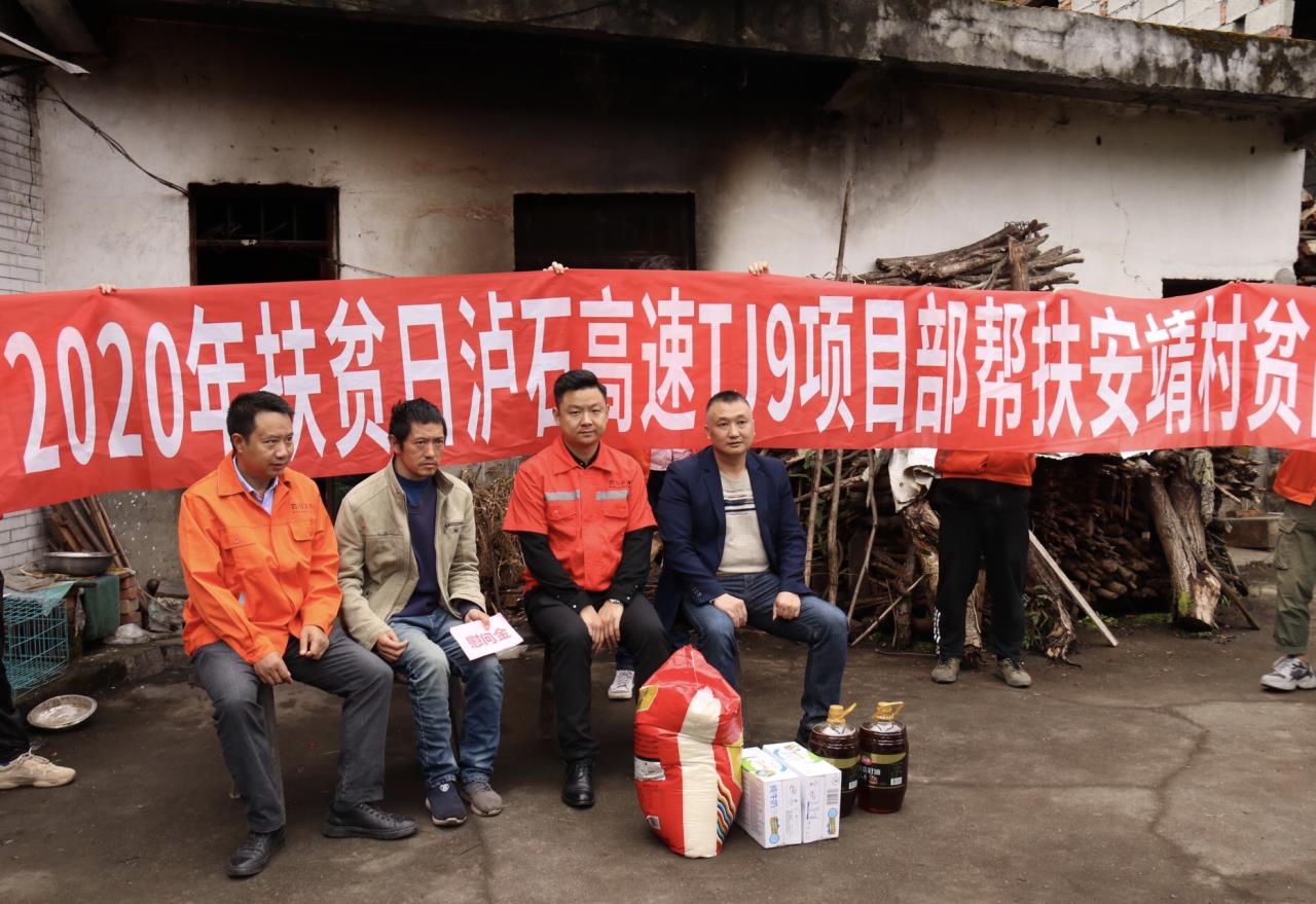 慰問(wèn)活動(dòng)合影留戀.jpg