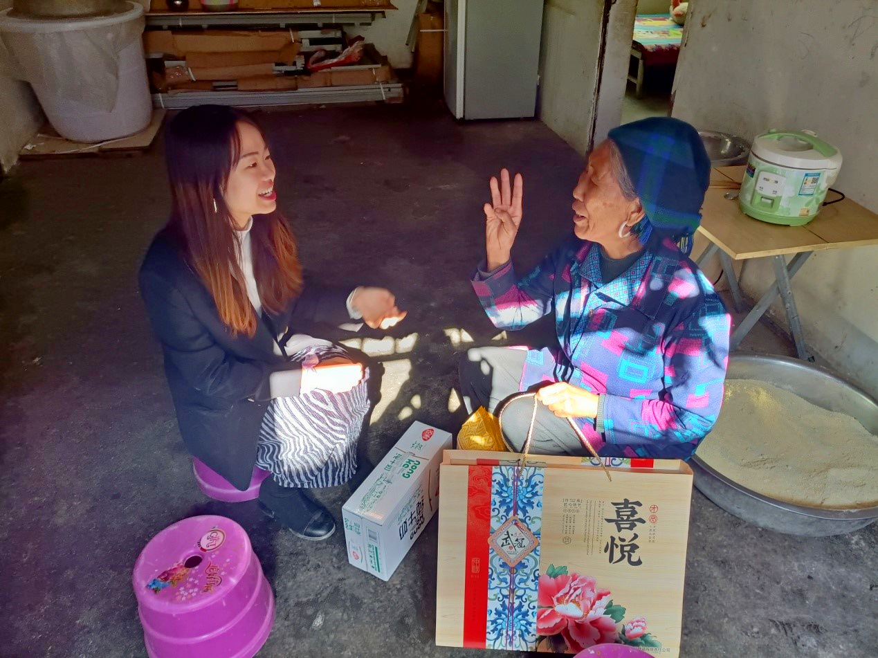 志愿者看望吉布無(wú)牛奶奶.jpg