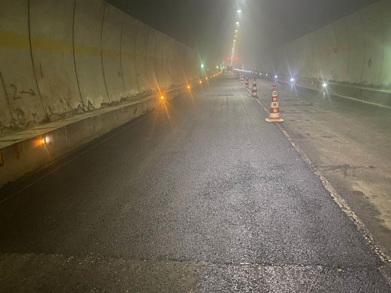 成德南高速公路云頂山隧道路面鋪筑圓滿(mǎn)完成