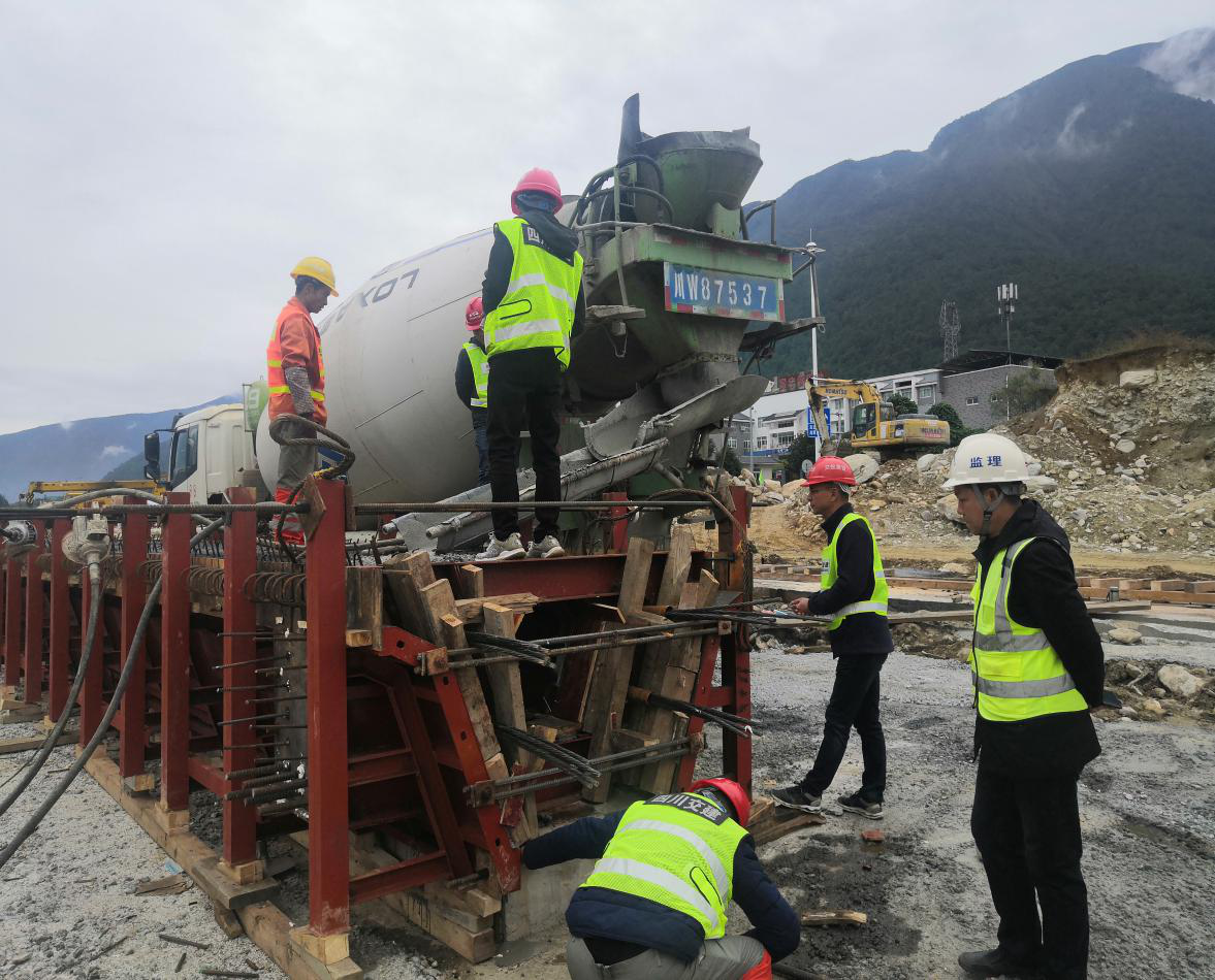 雅西高速公路冕寧收費(fèi)站及連接線(xiàn)擴(kuò)建工程黑山溝中橋順利澆筑第一片預(yù)制梁