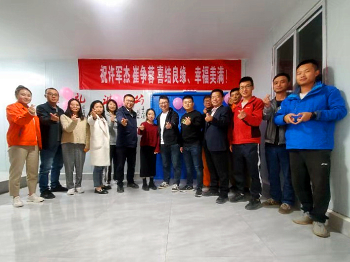 許軍杰、崔爭(zhēng)蓉夫婦與項(xiàng)目同事.jpg