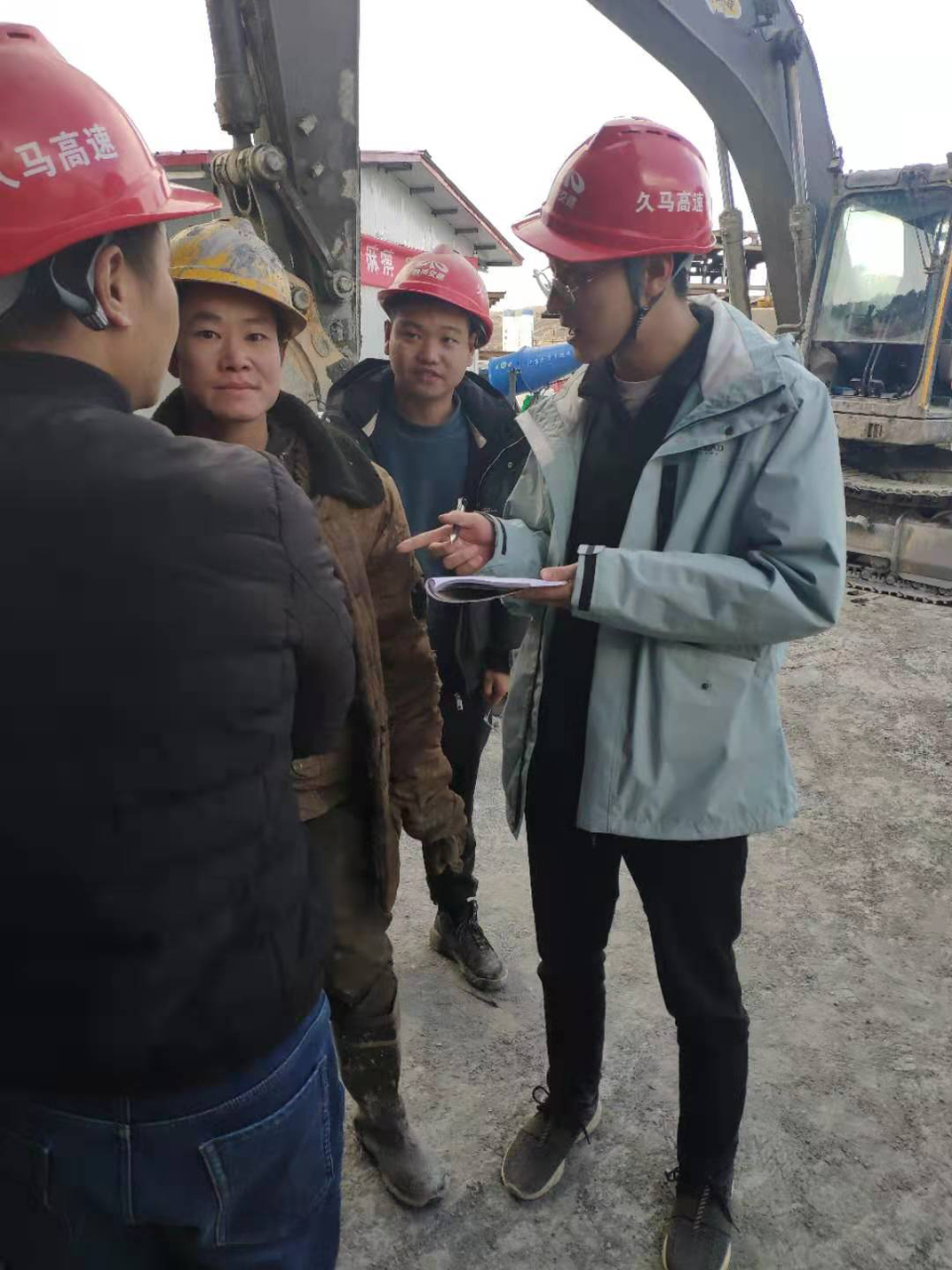 “給農(nóng)民工兄弟一顆定心丸！”  ——久馬高速TJ8項(xiàng)目部深入工區(qū)核實(shí)民工工資發(fā)放情況