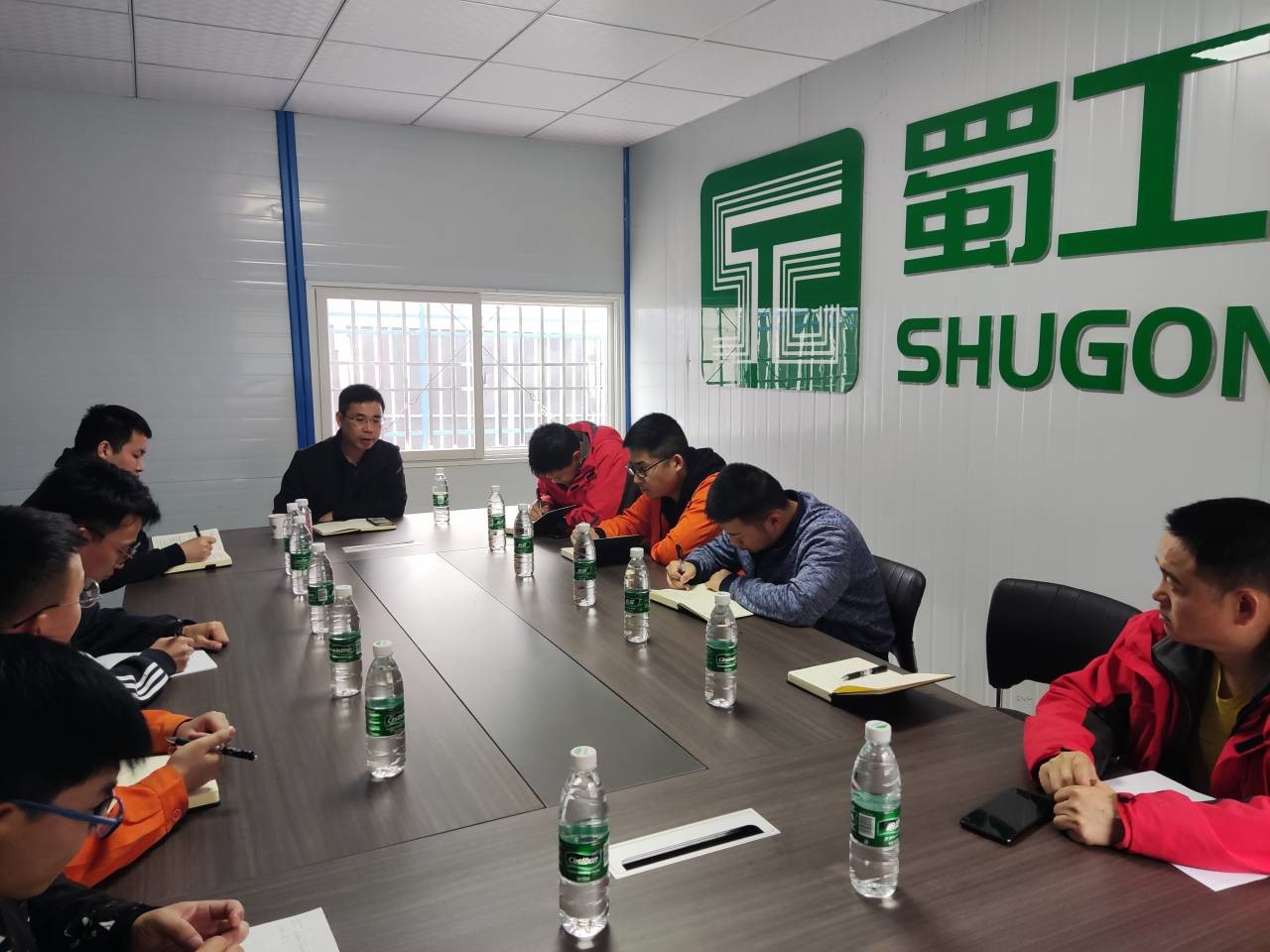 搞活教育形式 推動(dòng)黨史學(xué)習(xí)深入基層 —檢測(cè)公司班子成員帶隊(duì)到工地試驗(yàn)室開(kāi)展黨史