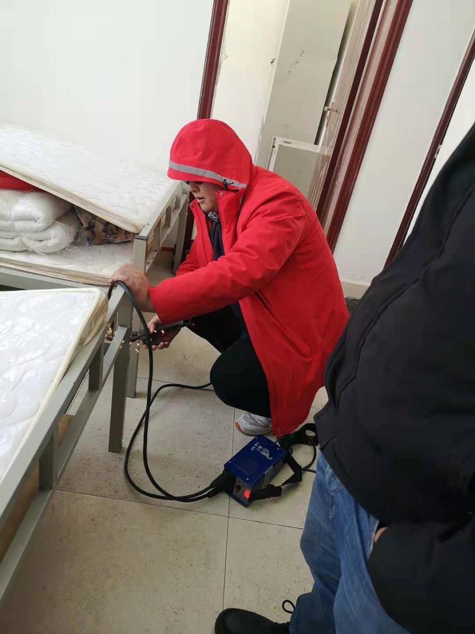 項目青年志愿者焊接床架.jpg