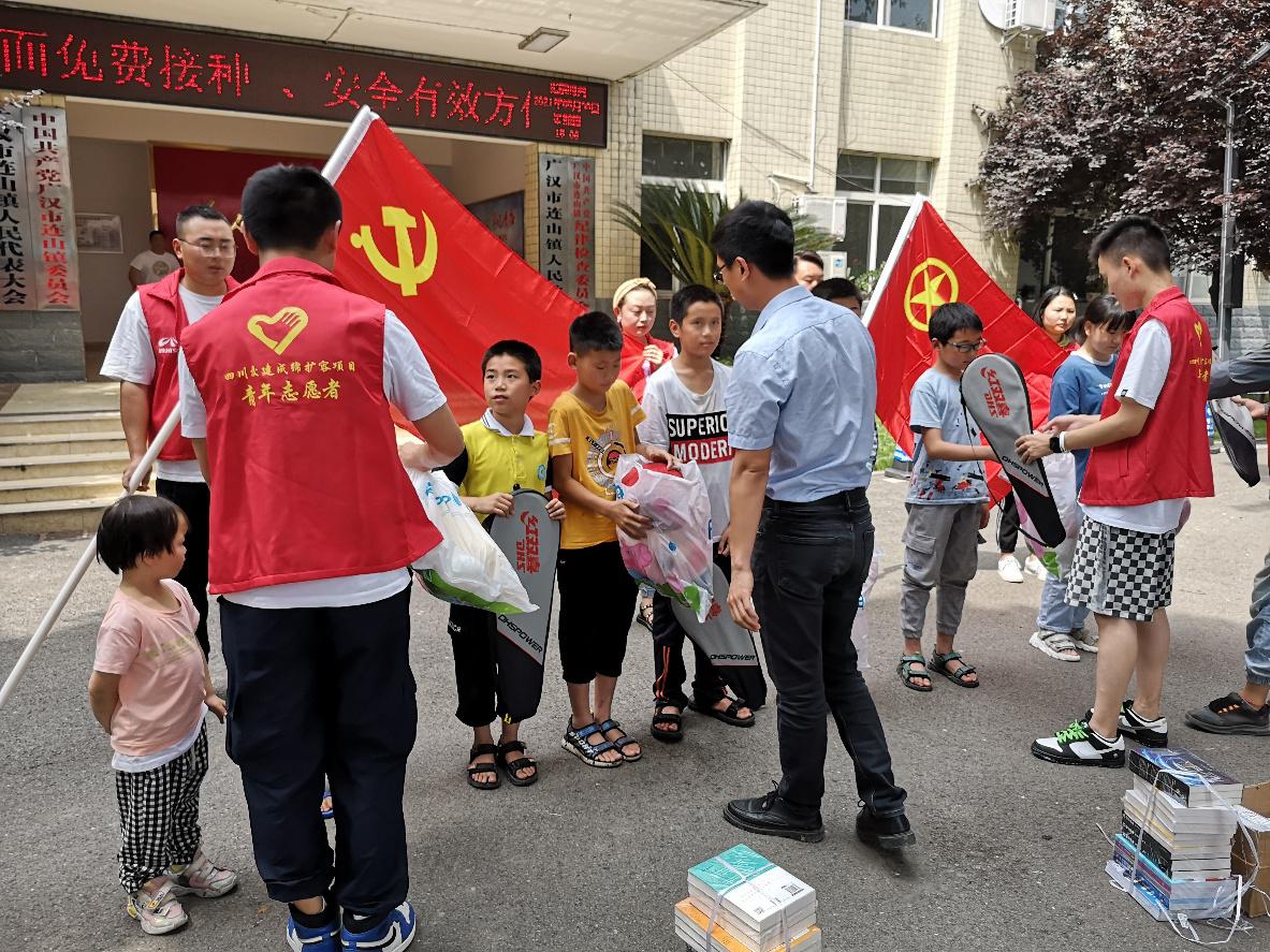 成綿擴容TJ5項目部正在派發(fā)文體用品和書籍.jpg