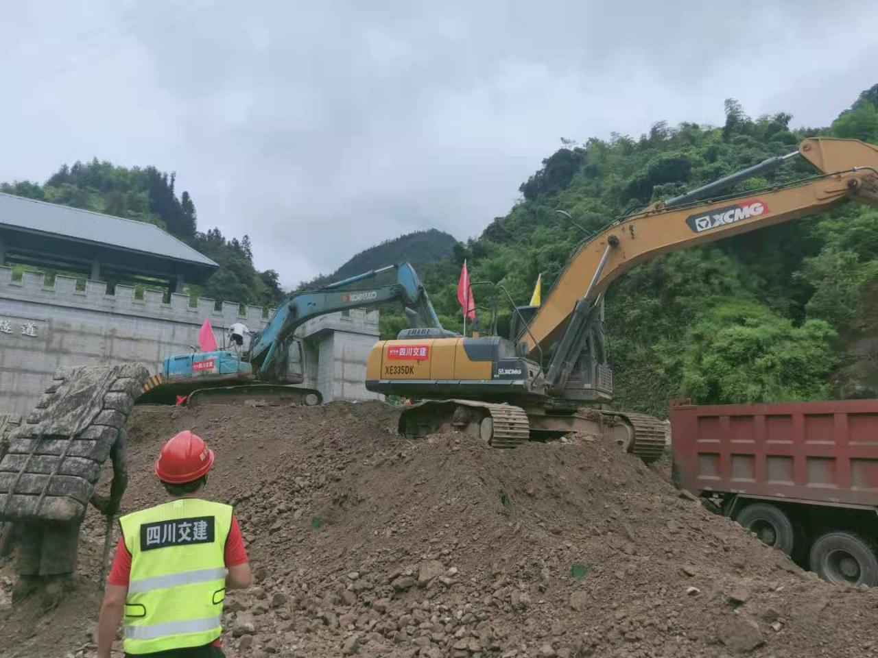 雅康高速突發(fā)泥石流，四川交建火速搶險