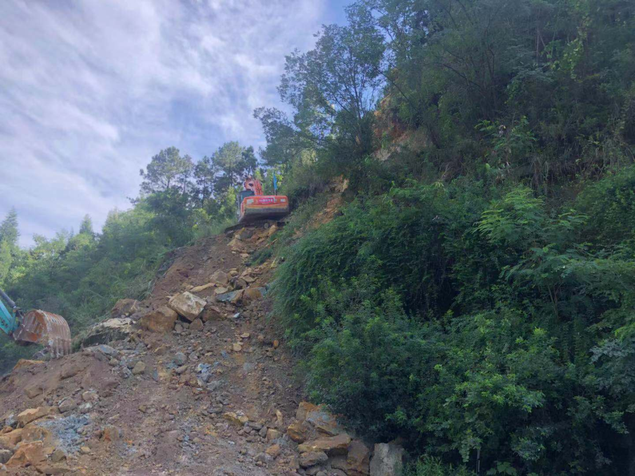 成仁高速山體滑坡，四川交建10小時(shí)搶通道路