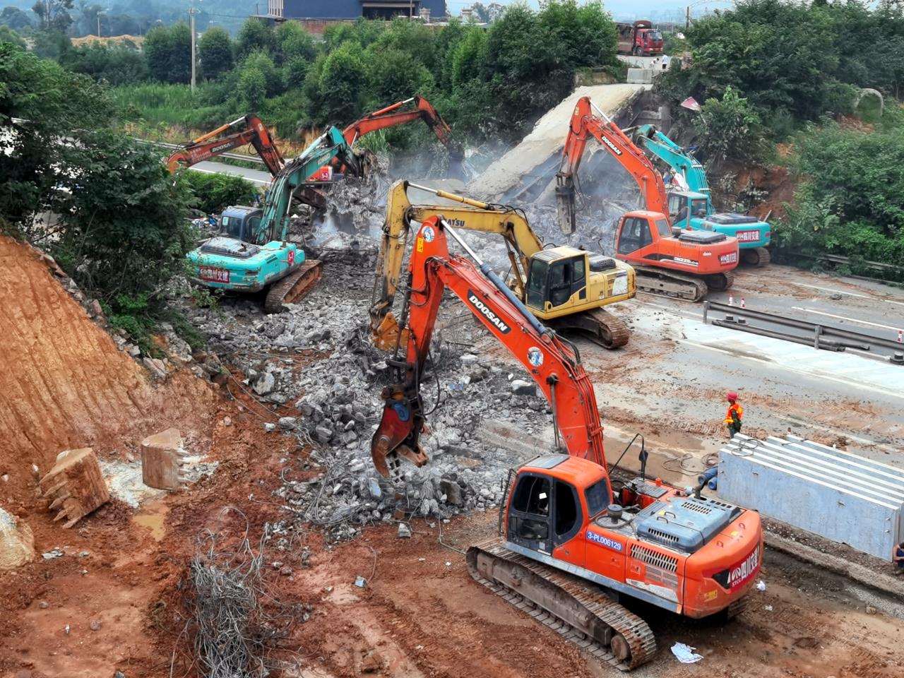 成樂(lè)高速擴(kuò)容建設(shè)項(xiàng)目第三批天橋拆除工作順利完成