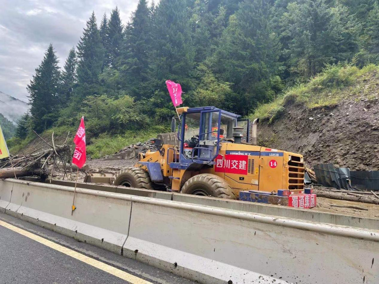 強降雨引發(fā)泥石流 四川交建全力搶險保暢通