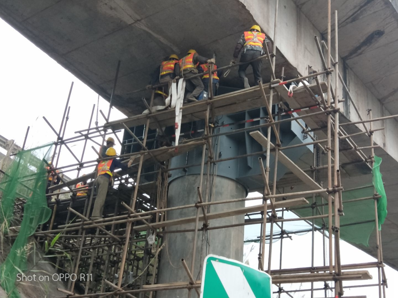 雅西高速公路獨(dú)柱式橋墩橋梁.png