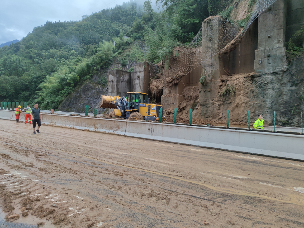 雅康、成雅高速突降暴雨致多處滑坡塌方  四川交建緊急馳援