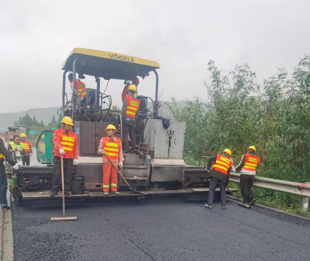 廣南高速公路2021年路面病害  處治工程施工現(xiàn)場(chǎng).jpg