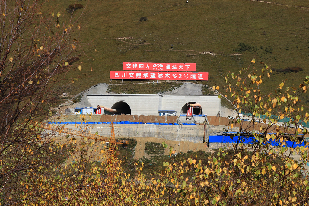 久馬高速建設(shè)提速推進(jìn)！然木多2號(hào)隧道單向掘進(jìn)突破1000米