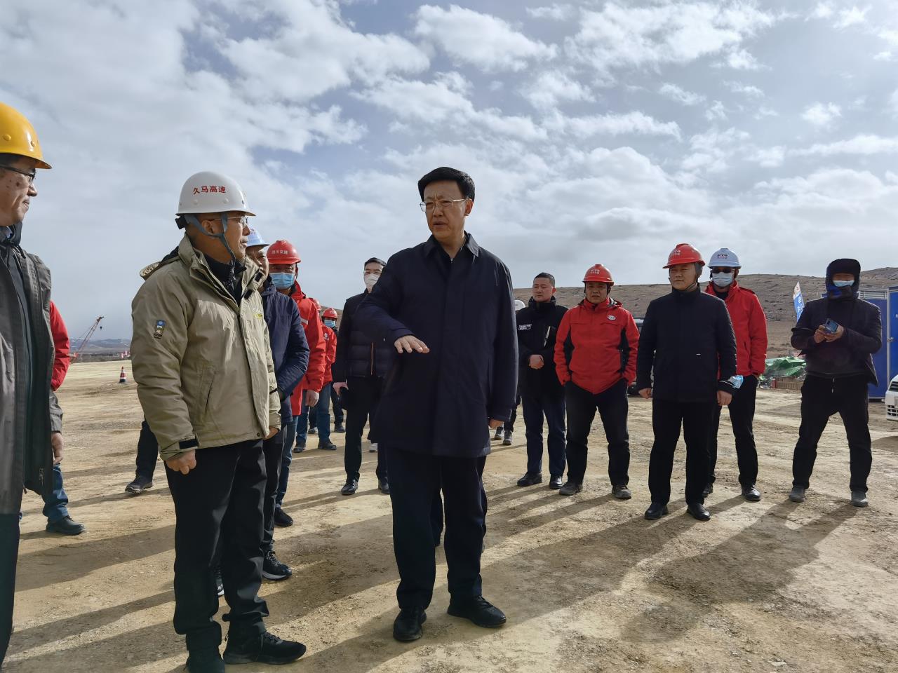 四川省交通廳黨組書記、廳長(zhǎng)羅佳明率隊(duì)赴久馬高速龍日壩互通調(diào)研指導(dǎo)工作
