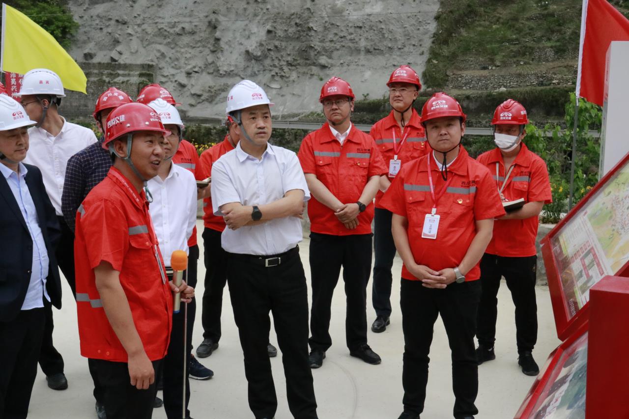 四川路橋股份公司黨委委員、四川交建集團(tuán)黨委書(shū)記、 董事長(zhǎng)張航川赴瀘石高速調(diào)研指導(dǎo)工作