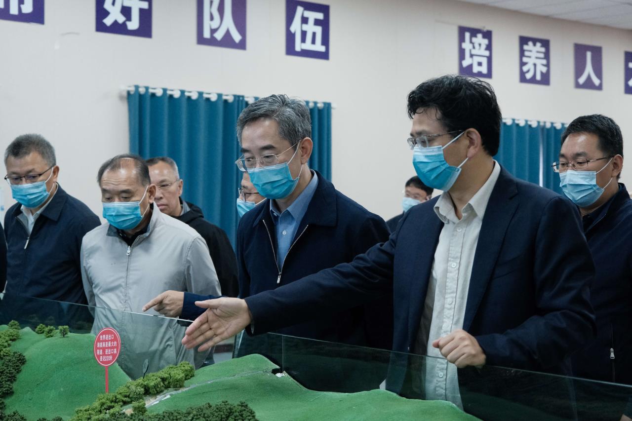 交通運(yùn)輸部黨組成員、副部長(zhǎng)戴東昌一行蒞臨雅葉高速康定過(guò)境段調(diào)研指導(dǎo)工作