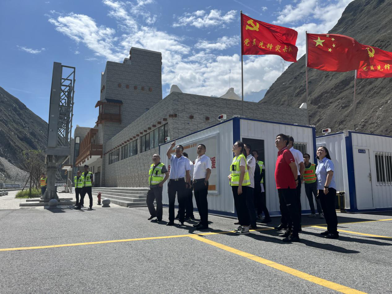 四川路橋黨委委員、交建集團(tuán)黨委書記、董事長(zhǎng)張航川赴汶馬高速公路通化1號(hào)隧道進(jìn)口段紅線外崩滑施工現(xiàn)場(chǎng)調(diào)研指導(dǎo)