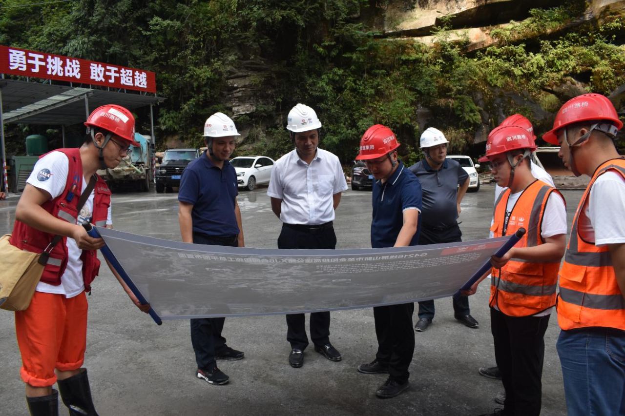 四川路橋黨委委員、紀委書記朱年紅赴沿江高速公路宜金段進行安全環(huán)保專項督查